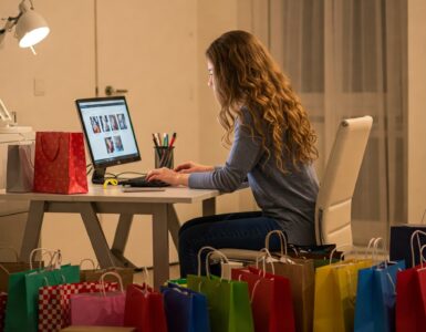 ragazza che fa shopping tra le offerte online grazie all'AI, in casa ha molte buste e scatole dello shopping