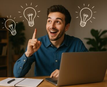 Giovane uomo seduto al computer che elabora idee creative con l’aiuto dell’intelligenza artificiale, in un ambiente moderno e luminoso.